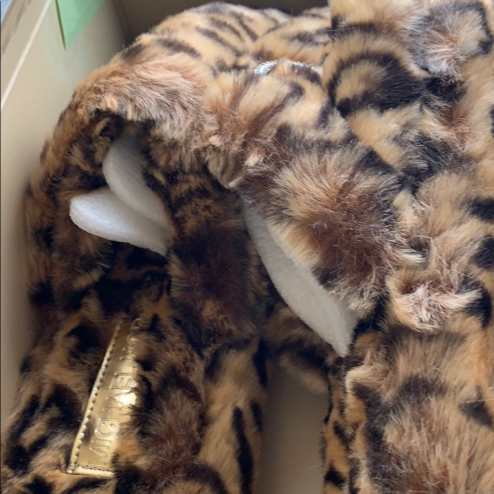 MK size 8M brand new slippers.